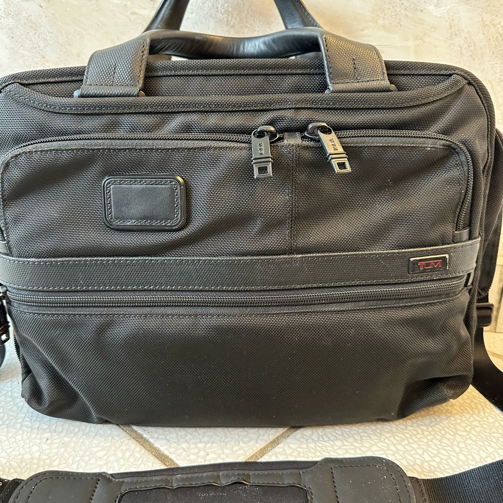 Tumi expandable black organizer laptop briefcase for men or women - Picture 2 of 10